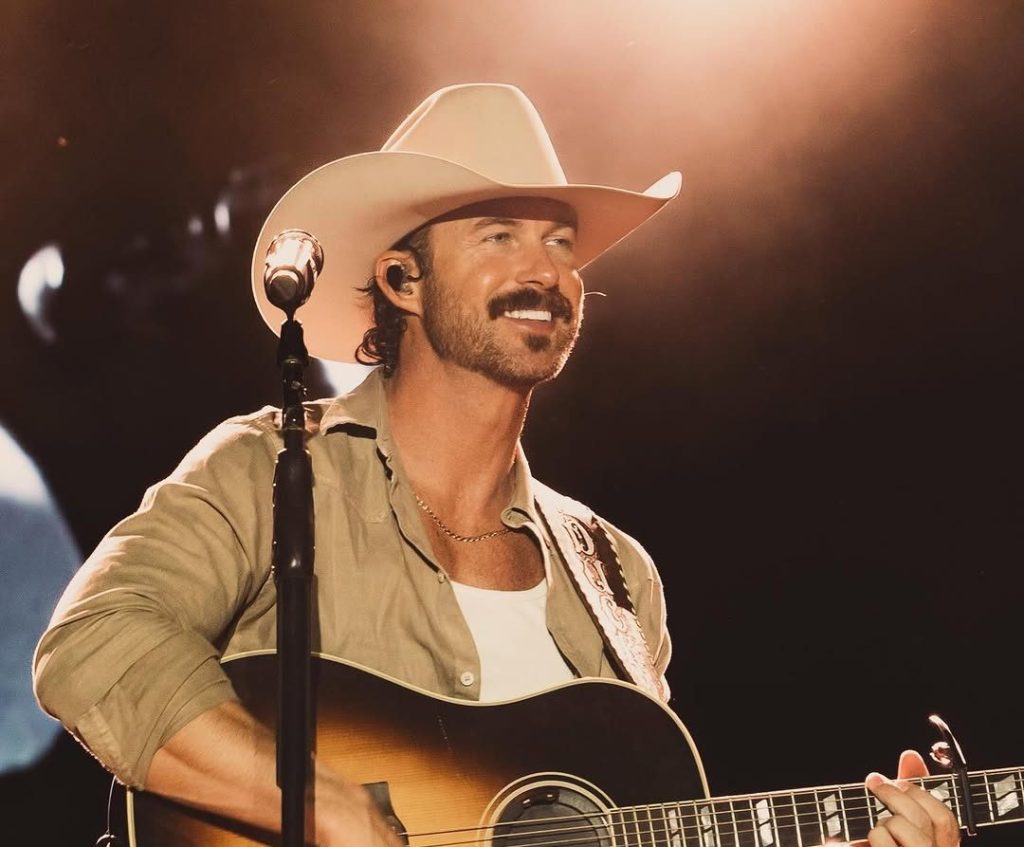 Riley Green’s Heartfelt Cover of Travis Tritt’s Classic Sends Fans Wild