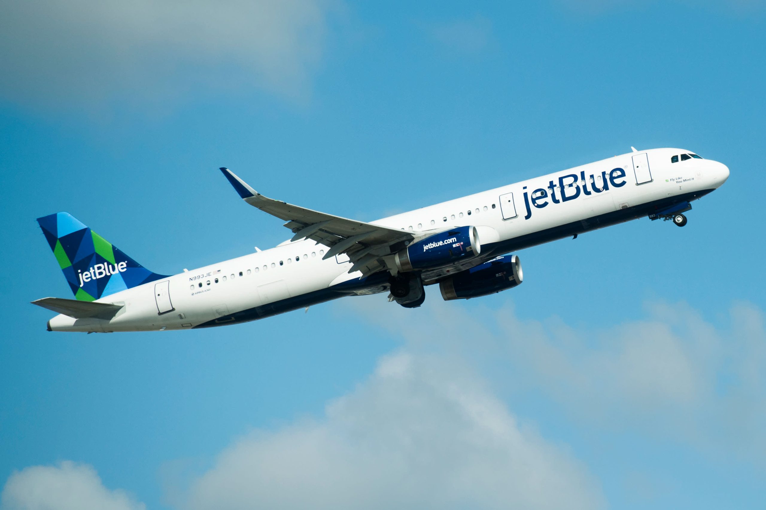 JetBlue Airways Airbus A321 taking off during clear skies, similar to the aircraft involved in Flight 1230 FAA investigation