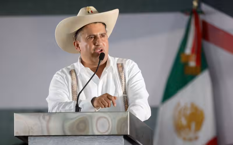 Portrait of Carlos Manzo, Mexican community leader, whose death is referenced by activist Alessandra Rojo de la Vega in her viral post about impunity and justice in Mexico.