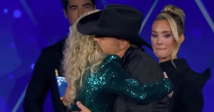 Erika Kirk shares an emotional onstage hug with country singer Jason Aldean at the Fox Nation Patriot Awards as cameras capture the viral moment.