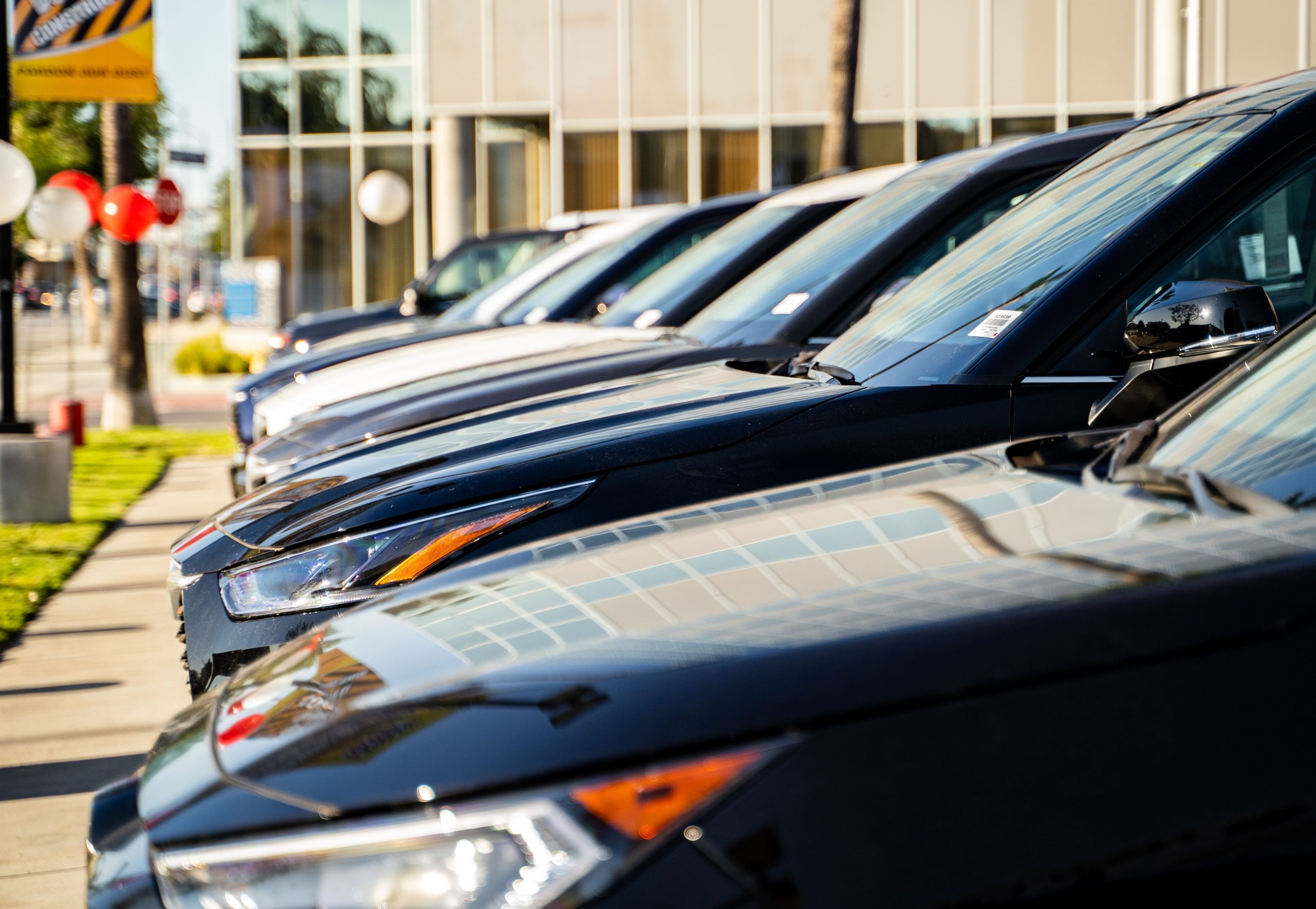 Row of cars at a dealership illustrating Georgia’s 2026 temporary tag law targeting fraudulent ‘ghost dealers.